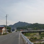 とらまる橋から虎丸山登山口に行く途中の車道の画像