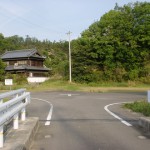 那智山の入口の少し先にある橋を渡った先のＴ字路