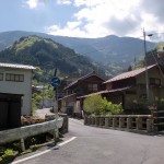 上名野川バス停前の橋から見る中津明神岳方面の画像