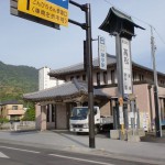 琴電琴平駅と琴参バスの琴電前バス停の画像
