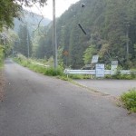 神部バス停そばの楠窪林道入口のＴ字路（三ヶ森登山口入口）の画像