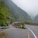 遠登志渓谷入口前の県道47号線に架かる新仙雲橋の画像