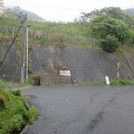 松山自動車道の下にある松尾城跡への入口分岐の画像