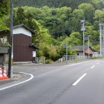 堀田バス停のすぐ先にある黒部渓谷への入口Ｔ字路