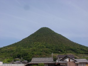 南側山裾から見る飯野山（讃岐富士）