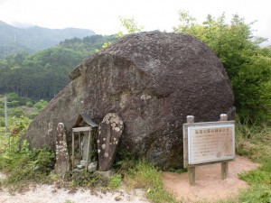 三坂峠へのへんろ道にある弘法大師の網掛け石