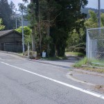 国道33号線沿いの三坂峠バス停近くにある黒森山への入口