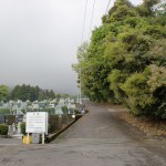 鶴見霊園の敷地を通る鶴乃湯に向かう車道
