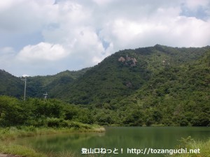 陶ヶ峠下の登山口近くにあるため池から見上げる魚切山