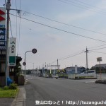 塚原バス停南側の右田小学校への入口Ｔ字路