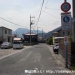 塚原バス停南側の右田小学校への入口Ｔ字路を入ったところ