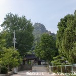 天徳寺参道から見る天徳寺の山門と右田ヶ岳