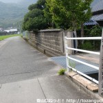塚原バス停の北側にある右田ヶ岳登山口への入口Ｔ字路から小道に入ったところ