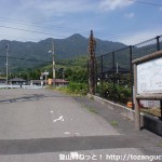 琴石山の案内板の立てられている柳井港駅東側の踏切前