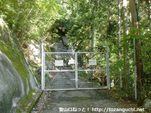 天龍村の熊伏山登山口の林道ゲート