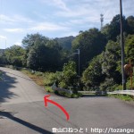 意賀美神社本殿南側のＴ字路の先の新滝ノ池への分岐
