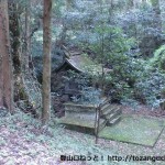 城将山登山口手前の林道下にある平野神社の社殿