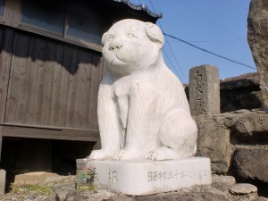 白犬之塚の白犬像（松浦鉄道の今福駅近く）