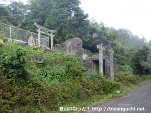 莇ヶ岳登山口に行く途中の石鎚神社