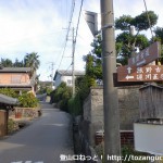 熊野古道の逆川王子跡のそばにある糸我峠への登り口から熊野古道を見る