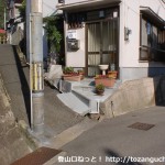 堂ノ下バス停（神戸市バス）のすぐそばの路地に入った先でさらに細い路地に入るところ