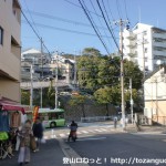 鷹取団地のバス停前のＴ字路