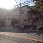 鷹取団地バス停前の「高取神社登拝口」と書かれた標柱が立てられているところ