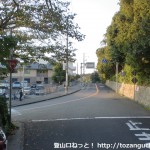 神戸電鉄緑が丘駅前のＴ字路に入った先で広めの車道に出たところ