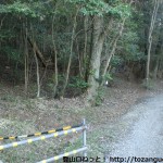雄岡山の西側の登山道入口