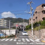 神戸市立上野中学校横のローソン前から摩耶山の登山口方面に上るところ