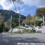 東お多福山登山口バス停から芦有有料道路の出口を出たところにある分岐