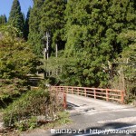 下籠の坊バス停前の橋を渡り弥十郎ヶ岳の籠坊温泉コースに向かうところ