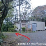 京都大学の地震観測所入口手前にある阿武山古墳の入口