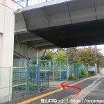 ＪＲ島本駅北口の線路沿いの道を北に進んで高架橋の下を左に入るところ