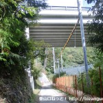 南海電鉄の天見駅から旗尾岳の登山口に行く途中で高架下をくぐるところ