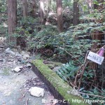 旗尾岳の登山道入口にある小さな橋にある旗尾岳を示す道標