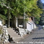 天見駅南側の遊歩道の出口にある蟹井八幡神社前