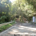 お菊山の登山口となるマウンテンバイク練習場の手前で林道に入るところ