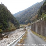 尾和田バス停からゴンニャク山の登山口に行く途中の林道