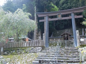 薊岳の登山口となる大又の笹野神社