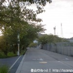 ＪＲ津田駅から交野市いきものふれあいセンターに行く途中のグラウンドの横の車道