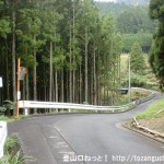 曽爾村の鎧岳登山口前の車道