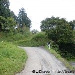 仏隆寺から小峠に向かう途中の農家の前の坂道