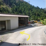 上葛川バス停からバス停前の車道を下ってポストの手前から左に入る