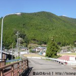 熊野萩バス停南側にある橋を渡ったところ