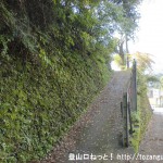 十里木バス停（西東京バス）の横にある城山への登山道入口