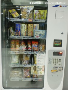 成田空港第２ターミナルの北ウェイティングエリアのお菓子の自動販売機