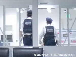 成田空港第２ターミナルの北ウェイティングエリアを巡回する警察官