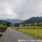 神末上村に行く途中の田園の中の車道