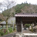 高源寺の山門から本堂を見る
